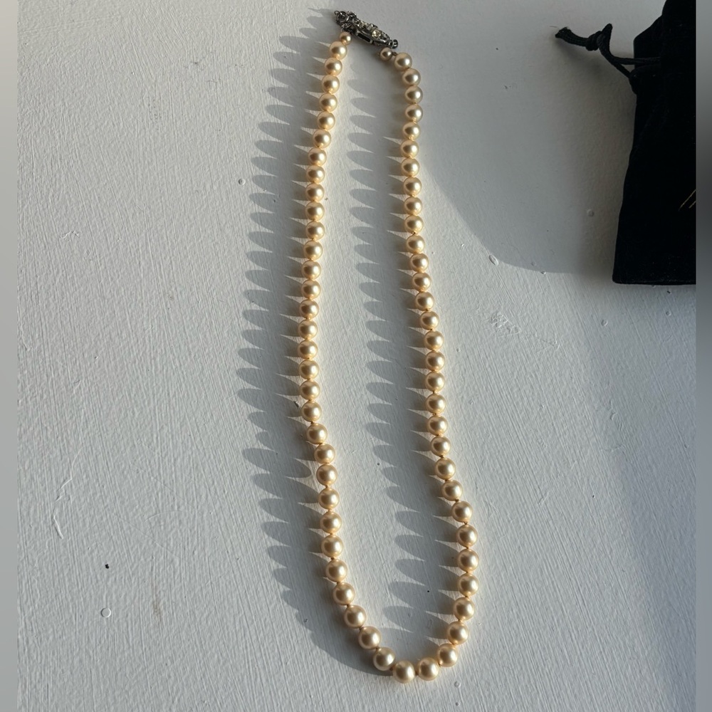 Timeless Faux Pearl Necklace with Vintage-Inspired Clasp with Bag